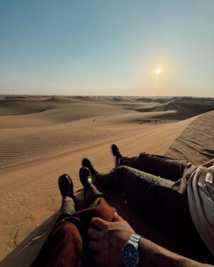 Catherine Paquin Instagram - All I want for Christmas is {traveling with} you ❤️ 

Incroyable la diversité des paysages d’Abu Dhabi , du désert à la mer en passant la les girafes, le surf sur les dunes et les autos sur l’eau, un rêve ✨🏄🏼‍♀️ @visitabudhabi #invitation #InAbuDhabi