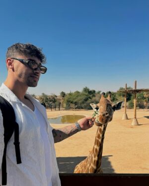Catherine Paquin Instagram - All I want for Christmas is {traveling with} you ❤️ 

Incroyable la diversité des paysages d’Abu Dhabi , du désert à la mer en passant la les girafes, le surf sur les dunes et les autos sur l’eau, un rêve ✨🏄🏼‍♀️ @visitabudhabi #invitation #InAbuDhabi