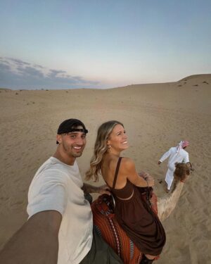 Catherine Paquin Instagram - All I want for Christmas is {traveling with} you ❤️ 

Incroyable la diversité des paysages d’Abu Dhabi , du désert à la mer en passant la les girafes, le surf sur les dunes et les autos sur l’eau, un rêve ✨🏄🏼‍♀️ @visitabudhabi #invitation #InAbuDhabi