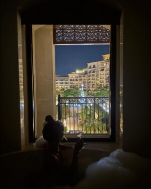 Catherine Paquin Instagram - All I want for Christmas is {traveling with} you ❤️ 

Incroyable la diversité des paysages d’Abu Dhabi , du désert à la mer en passant la les girafes, le surf sur les dunes et les autos sur l’eau, un rêve ✨🏄🏼‍♀️ @visitabudhabi #invitation #InAbuDhabi