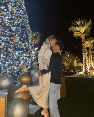 Catherine Paquin Instagram - All I want for Christmas is {traveling with} you ❤️ 

Incroyable la diversité des paysages d’Abu Dhabi , du désert à la mer en passant la les girafes, le surf sur les dunes et les autos sur l’eau, un rêve ✨🏄🏼‍♀️ @visitabudhabi #invitation #InAbuDhabi
