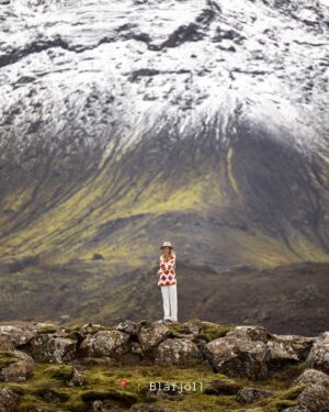 Catherine Paquin Instagram - Beauté infinie 🏔️🌞✨🍯🧚🏻 Je veux pas influencer personne, mais BOOK THE FLIGHT - où tu veux , pas besoin d’aller en Islande, mais voyager recharge l’âme 🌛🔋 

& la magie de @david_maman 📸