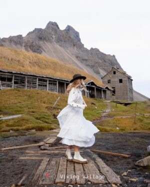 Catherine Paquin Instagram - Beauté infinie 🏔️🌞✨🍯🧚🏻 Je veux pas influencer personne, mais BOOK THE FLIGHT - où tu veux , pas besoin d’aller en Islande, mais voyager recharge l’âme 🌛🔋 

& la magie de @david_maman 📸