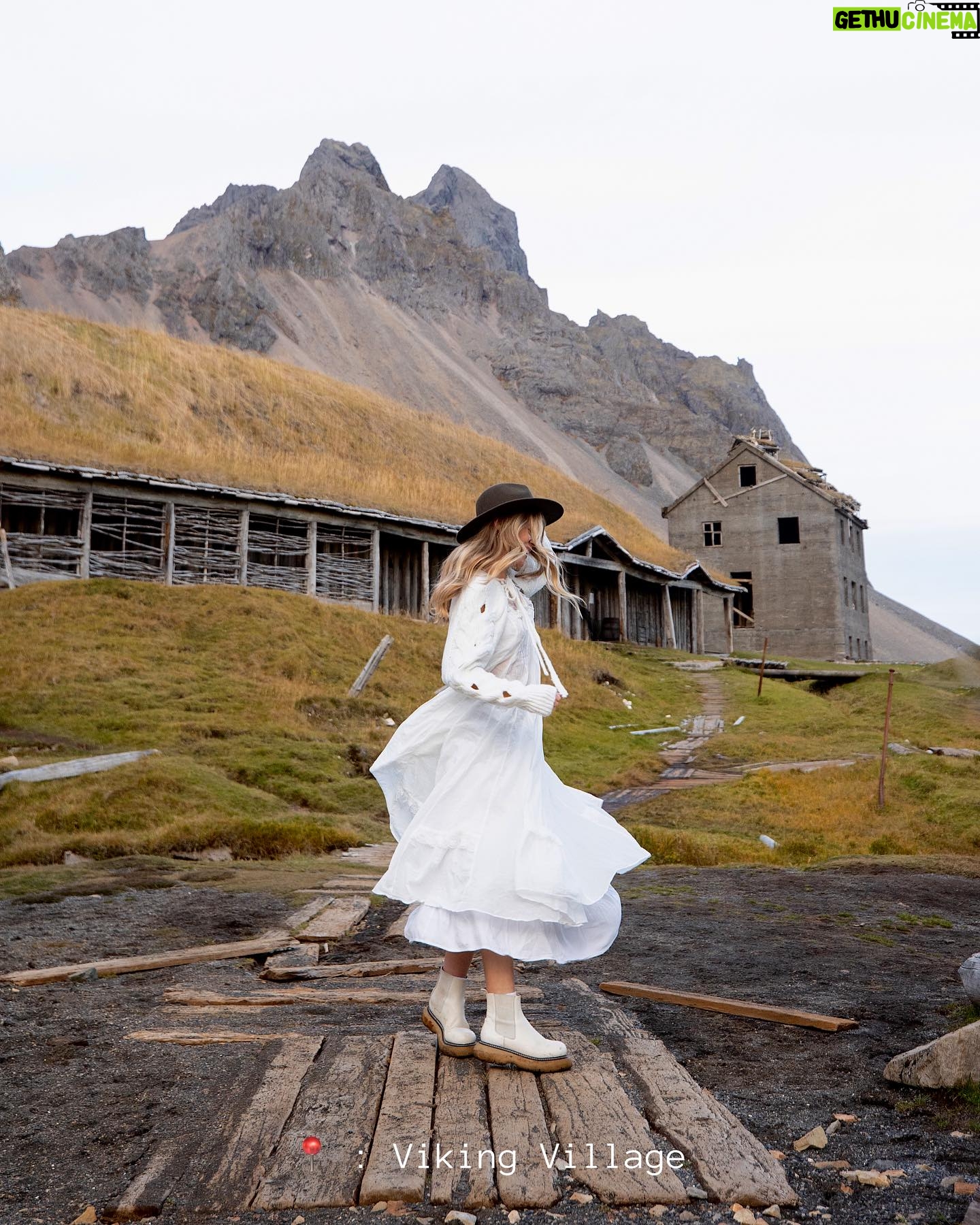 Catherine Paquin - 10.1K Likes - Beauté infinie 🏔️🌞✨🍯🧚🏻 Je veux pas influencer personne, mais BOOK THE FLIGHT - où tu veux , pas besoin d’aller en Islande, mais voyager recharge l’âme 🌛🔋
& la magie de @david_maman 📸