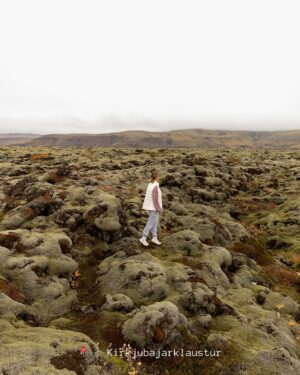 Catherine Paquin Instagram - Beauté infinie 🏔️🌞✨🍯🧚🏻 Je veux pas influencer personne, mais BOOK THE FLIGHT - où tu veux , pas besoin d’aller en Islande, mais voyager recharge l’âme 🌛🔋 

& la magie de @david_maman 📸