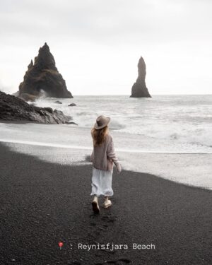 Catherine Paquin Instagram - Beauté infinie 🏔️🌞✨🍯🧚🏻 Je veux pas influencer personne, mais BOOK THE FLIGHT - où tu veux , pas besoin d’aller en Islande, mais voyager recharge l’âme 🌛🔋 

& la magie de @david_maman 📸