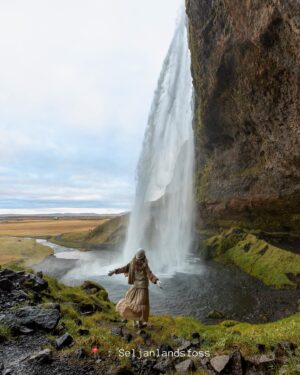 Catherine Paquin Instagram - Beauté infinie 🏔️🌞✨🍯🧚🏻 Je veux pas influencer personne, mais BOOK THE FLIGHT - où tu veux , pas besoin d’aller en Islande, mais voyager recharge l’âme 🌛🔋 

& la magie de @david_maman 📸