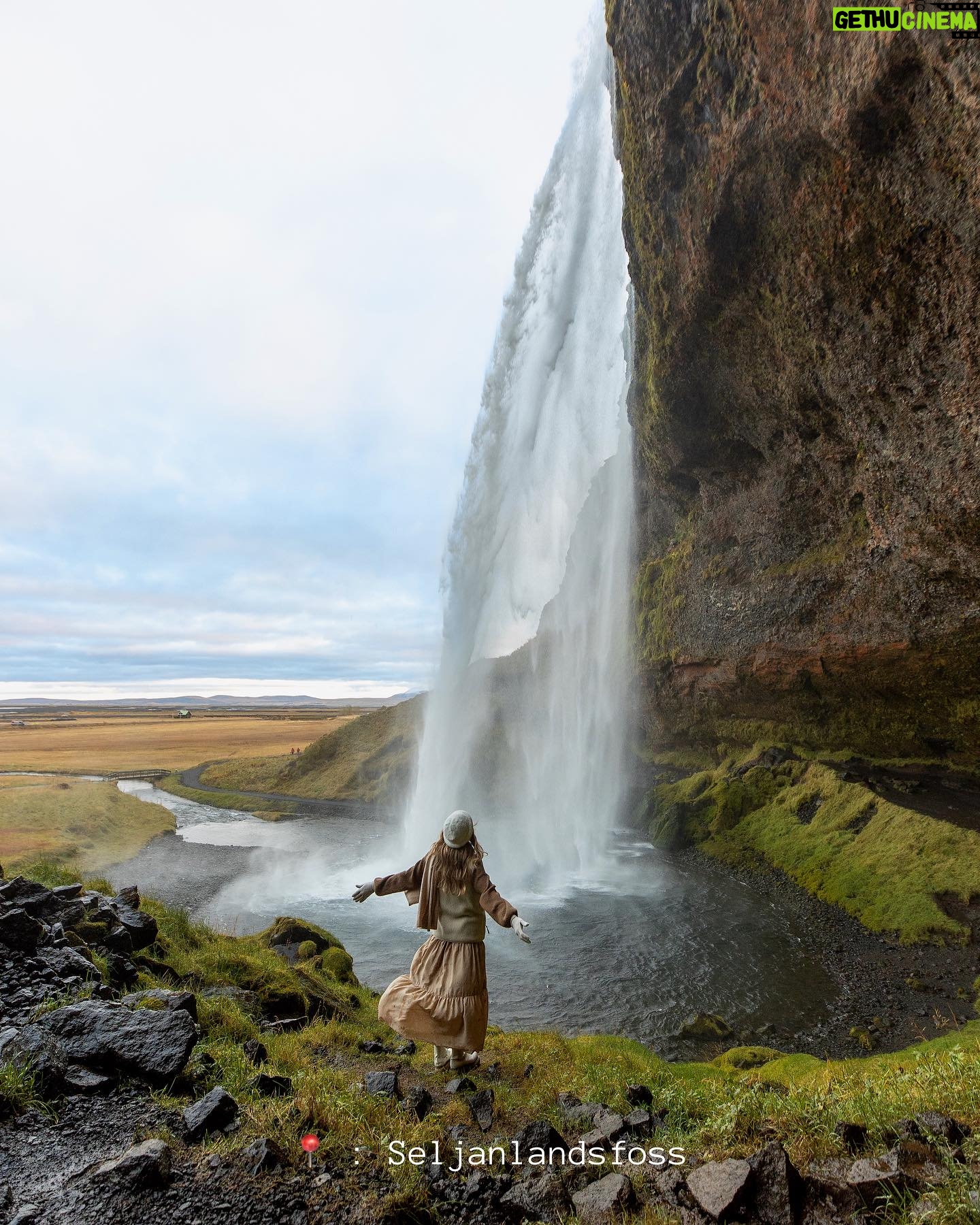 Catherine Paquin - 10.1K Likes - Beauté infinie 🏔️🌞✨🍯🧚🏻 Je veux pas influencer personne, mais BOOK THE FLIGHT - où tu veux , pas besoin d’aller en Islande, mais voyager recharge l’âme 🌛🔋
& la magie de @david_maman 📸