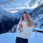 Catherine Paquin Instagram – En t-shirt en bas & en ski en haut , c’est ça les 2 Alpes 🌻🏔️ cette destination a officiellement délogé Bali pour entrer dans mon top 3 de destination 🥹
📍 : @2alpes