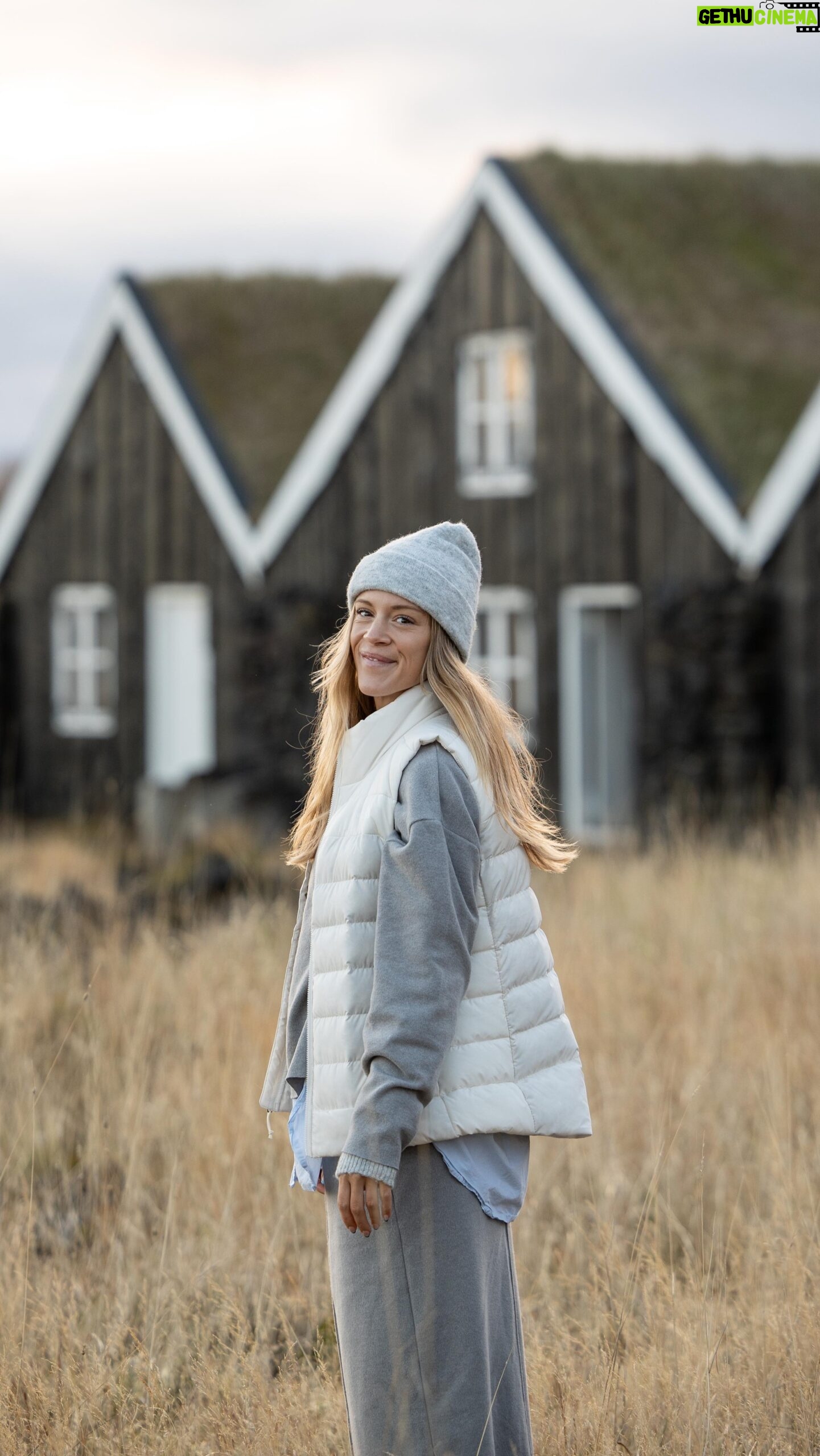 Catherine Paquin Instagram - Mes 5 incontournables 🏔️🌞 Considèrent que j’ai fais de l’Ouest jusqu’à l’Est par le Sud 🗺️ Aussi, j’ai reçu 1001 questions sur ce voyage , sachez que je vais faire un Q&A lundi sur ma page pour répondre à vos questions 🥹✨