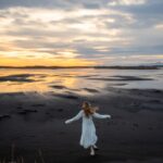 Catherine Paquin Instagram - J’ai pu le choix … surtout avec la dernière photo , l’Islande est mon TOP 1 au monde les chums 🥹🇮🇸🏆 1. HAPPY PEACH 2. Freedom feels 3. Plus beau qu’une TV 4. Je déménage tu ici ? 5. Plus grand que nature 6. Vivre dans son char 😅 7. Pas pire calendrier 😏 8. ☘️ top 1 Fire shot by : @david_maman 📸