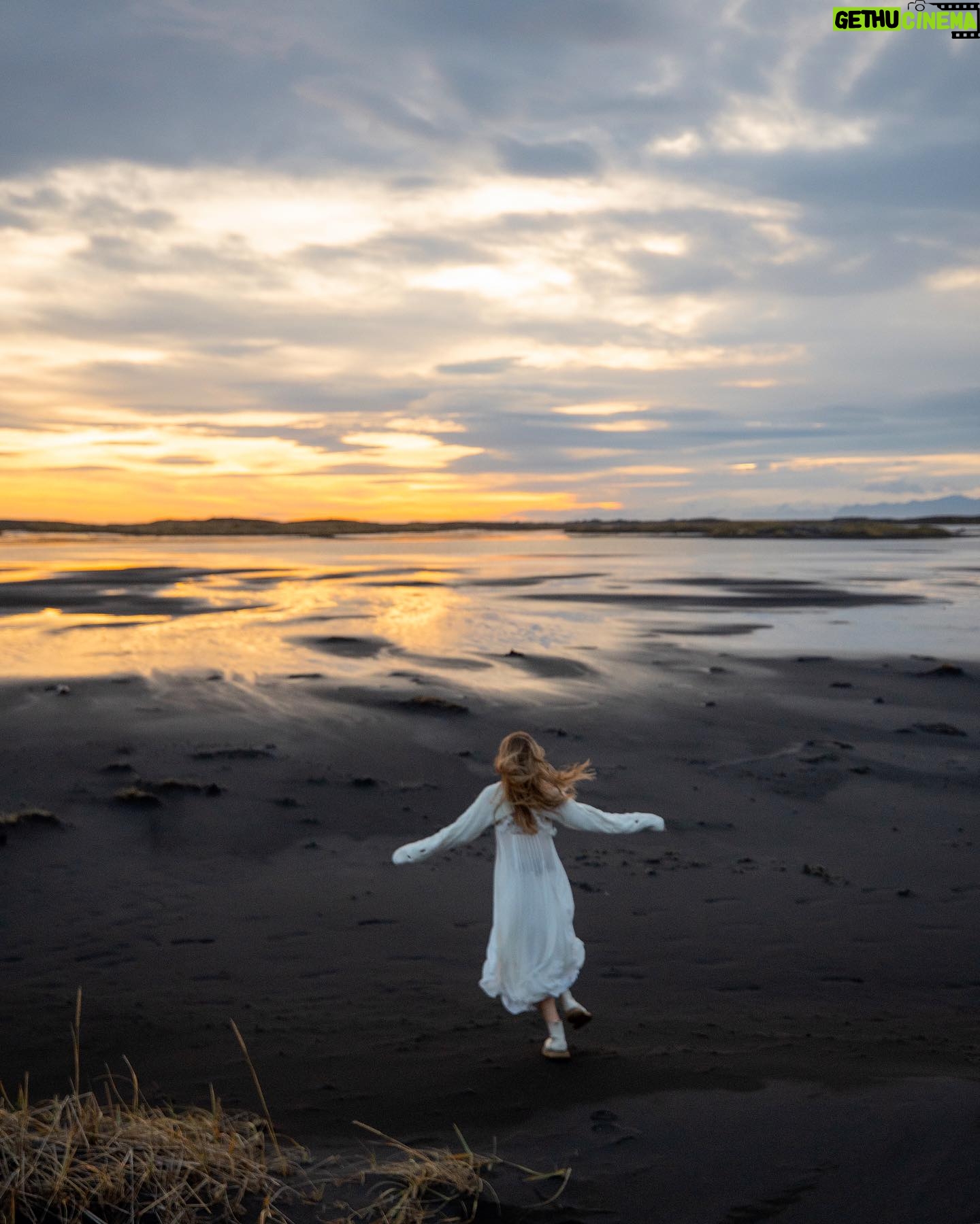 Catherine Paquin - 13K Likes - J’ai pu le choix … surtout avec la dernière photo , l’Islande est mon TOP 1 au monde les chums 🥹🇮🇸🏆
1. HAPPY PEACH
2. Freedom feels
3. Plus beau qu’une TV
4. Je déménage tu ici ?
5. Plus grand que nature
6. Vivre dans son char 😅
7. Pas pire calendrier 😏
8. ☘️ top 1
Fire shot by : @david_maman 📸