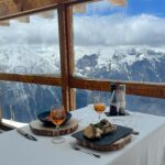 Catherine Paquin Instagram – En t-shirt en bas & en ski en haut , c’est ça les 2 Alpes 🌻🏔️ cette destination a officiellement délogé Bali pour entrer dans mon top 3 de destination 🥹
📍 : @2alpes