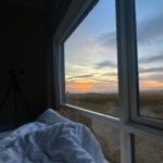 Catherine Paquin Instagram - J’ai pu le choix … surtout avec la dernière photo , l’Islande est mon TOP 1 au monde les chums 🥹🇮🇸🏆 1. HAPPY PEACH 2. Freedom feels 3. Plus beau qu’une TV 4. Je déménage tu ici ? 5. Plus grand que nature 6. Vivre dans son char 😅 7. Pas pire calendrier 😏 8. ☘️ top 1 Fire shot by : @david_maman 📸