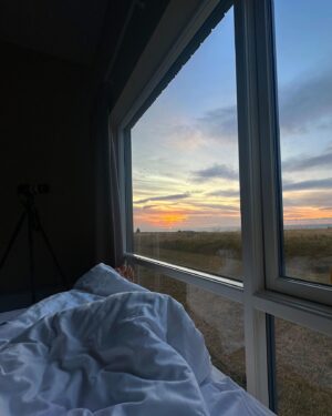 Catherine Paquin Instagram - J’ai pu le choix … surtout avec la dernière photo , l’Islande est mon TOP 1 au monde les chums 🥹🇮🇸🏆 
1. HAPPY PEACH 
2. Freedom feels 
3. Plus beau qu’une TV 
4. Je déménage tu ici ? 
5. Plus grand que nature 
6. Vivre dans son char 😅 
7. Pas pire calendrier 😏 
8. ☘️ top 1 

Fire shot by : @david_maman 📸