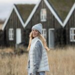 Catherine Paquin Instagram - J’ai pu le choix … surtout avec la dernière photo , l’Islande est mon TOP 1 au monde les chums 🥹🇮🇸🏆 1. HAPPY PEACH 2. Freedom feels 3. Plus beau qu’une TV 4. Je déménage tu ici ? 5. Plus grand que nature 6. Vivre dans son char 😅 7. Pas pire calendrier 😏 8. ☘️ top 1 Fire shot by : @david_maman 📸