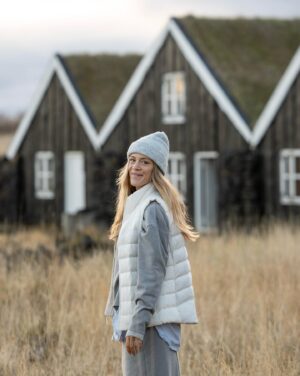 Catherine Paquin Instagram - J’ai pu le choix … surtout avec la dernière photo , l’Islande est mon TOP 1 au monde les chums 🥹🇮🇸🏆 
1. HAPPY PEACH 
2. Freedom feels 
3. Plus beau qu’une TV 
4. Je déménage tu ici ? 
5. Plus grand que nature 
6. Vivre dans son char 😅 
7. Pas pire calendrier 😏 
8. ☘️ top 1 

Fire shot by : @david_maman 📸