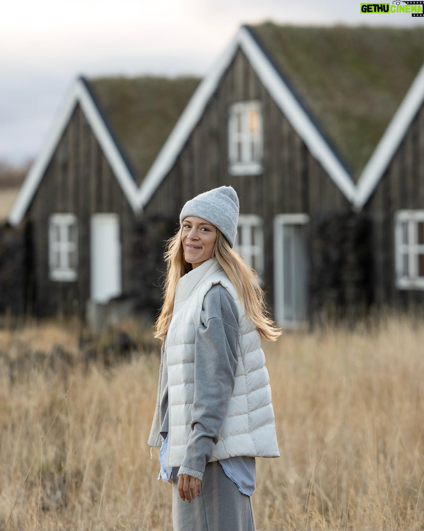 Catherine Paquin - 13K Likes - J’ai pu le choix … surtout avec la dernière photo , l’Islande est mon TOP 1 au monde les chums 🥹🇮🇸🏆
1. HAPPY PEACH
2. Freedom feels
3. Plus beau qu’une TV
4. Je déménage tu ici ?
5. Plus grand que nature
6. Vivre dans son char 😅
7. Pas pire calendrier 😏
8. ☘️ top 1
Fire shot by : @david_maman 📸