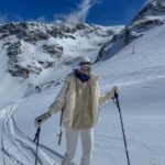 Catherine Paquin Instagram – En t-shirt en bas & en ski en haut , c’est ça les 2 Alpes 🌻🏔️ cette destination a officiellement délogé Bali pour entrer dans mon top 3 de destination 🥹
📍 : @2alpes