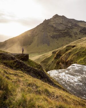 Catherine Paquin Instagram - J’ai pu le choix … surtout avec la dernière photo , l’Islande est mon TOP 1 au monde les chums 🥹🇮🇸🏆 
1. HAPPY PEACH 
2. Freedom feels 
3. Plus beau qu’une TV 
4. Je déménage tu ici ? 
5. Plus grand que nature 
6. Vivre dans son char 😅 
7. Pas pire calendrier 😏 
8. ☘️ top 1 

Fire shot by : @david_maman 📸