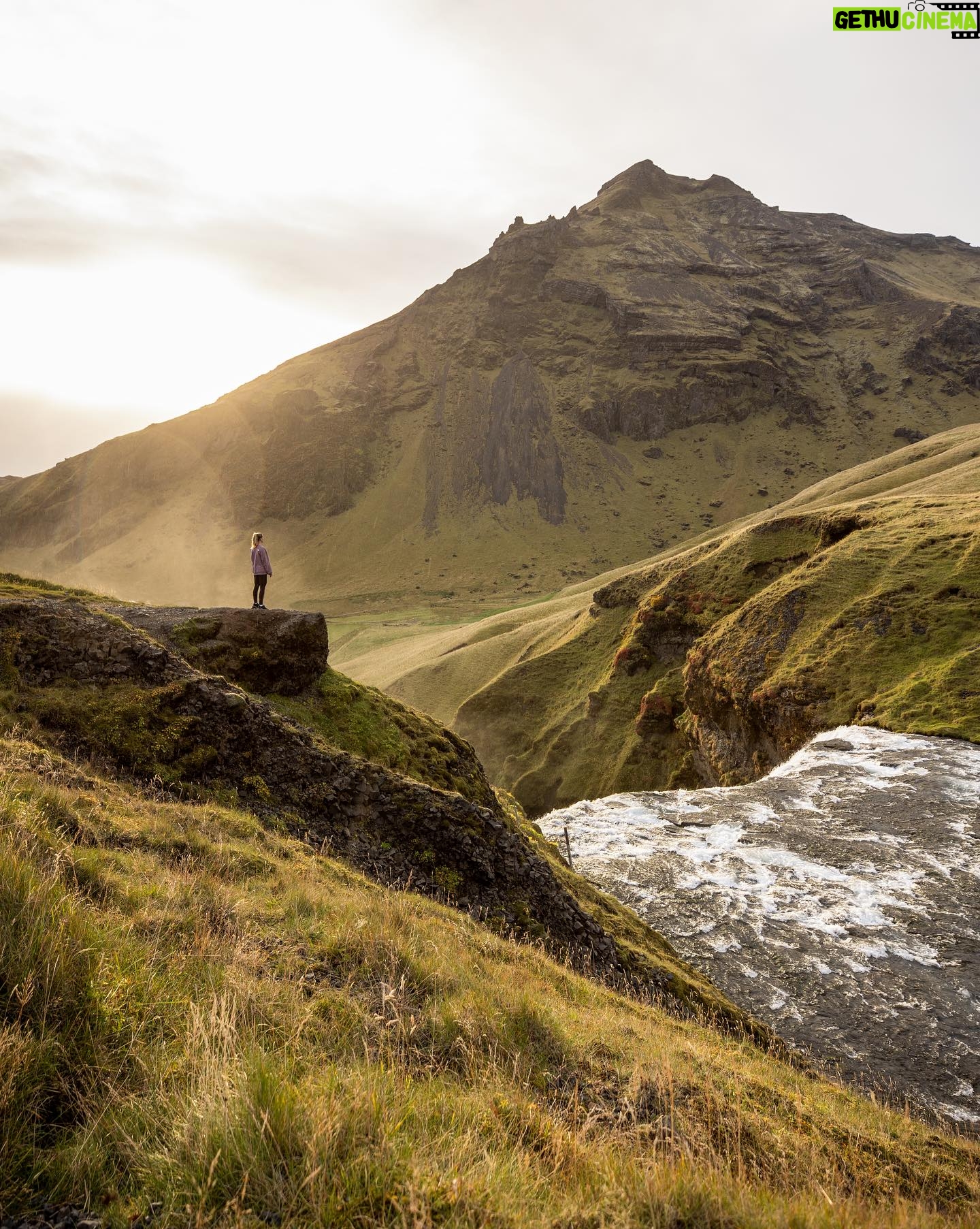 Catherine Paquin - 13K Likes - J’ai pu le choix … surtout avec la dernière photo , l’Islande est mon TOP 1 au monde les chums 🥹🇮🇸🏆
1. HAPPY PEACH
2. Freedom feels
3. Plus beau qu’une TV
4. Je déménage tu ici ?
5. Plus grand que nature
6. Vivre dans son char 😅
7. Pas pire calendrier 😏
8. ☘️ top 1
Fire shot by : @david_maman 📸