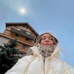 Catherine Paquin Instagram – En t-shirt en bas & en ski en haut , c’est ça les 2 Alpes 🌻🏔️ cette destination a officiellement délogé Bali pour entrer dans mon top 3 de destination 🥹
📍 : @2alpes