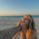 Catherine Paquin Instagram – All I want for Christmas is {traveling with} you ❤️ 

Incroyable la diversité des paysages d’Abu Dhabi , du désert à la mer en passant la les girafes, le surf sur les dunes et les autos sur l’eau, un rêve ✨🏄🏼‍♀️ @visitabudhabi #invitation #InAbuDhabi