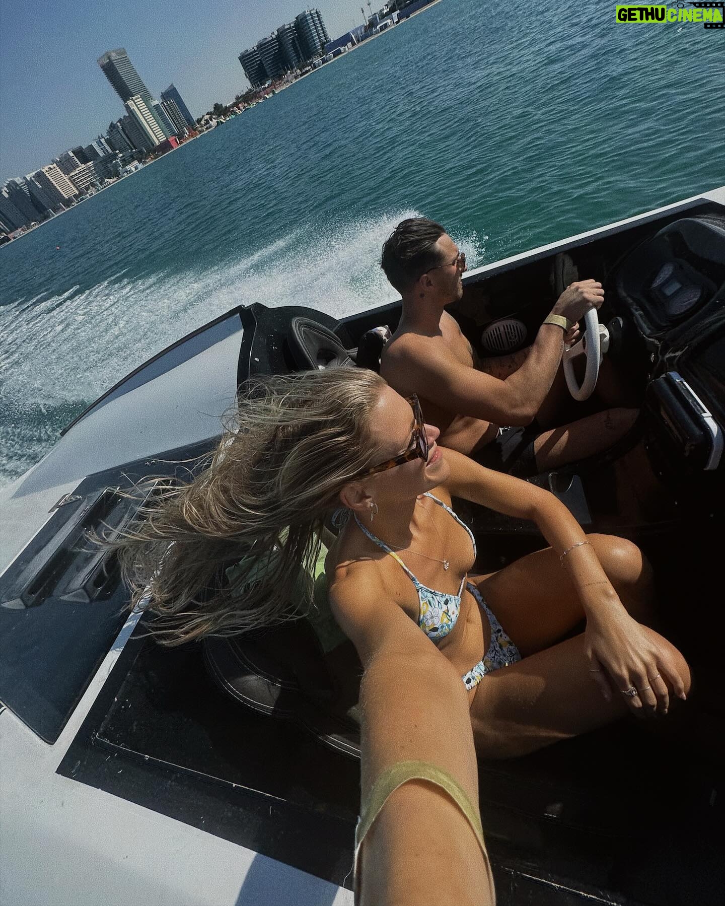 Catherine Paquin - 15.1K Likes - All I want for Christmas is {traveling with} you ❤️
Incroyable la diversité des paysages d’Abu Dhabi , du désert à la mer en passant la les girafes, le surf sur les dunes et les autos sur l’eau, un rêve ✨🏄🏼♀️ @visitabudhabi #invitation #InAbuDhabi