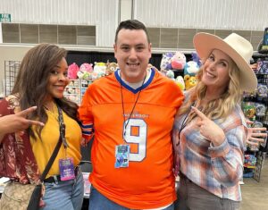 Catherine Sutherland Instagram - Look guys it’s Bobby Boucher #waterboy 
@indianacomicconvention @indianawaterboy 
#powerrangersplayback  #superchatpodcast #superchat #spreadjoy #powerrangers #superchatwithcatandnakia #mmpr #zeo #turbo #pinkranger #catherinesutherlandiaburrise #girlpower #liftupothers #laugh #love #instagood #joyrevolution #friendship #catandnakia #encourage #empower #inspire #pinkranger #yellowranger #nakiaandcat #youtubechannel