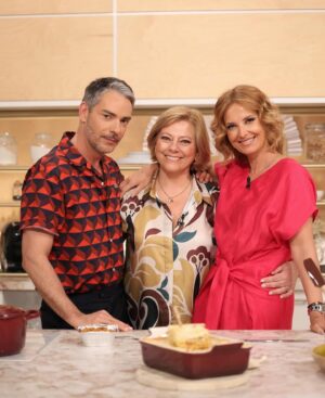 Cátia Goarmon Instagram - No @doisas10tvi com os meus queridos @claudio_ramos e @dailycristina a fazer a maravilhosa lasanha de atum com picadinho de legumes! 💥

Ingredientes:
* 1 cenoura
* ½ couve-flor (só os floretes)
* ½ brócolo (só os floretes)
* 1 cebola picada
* 2 dentes de alho picados
* 1 talo de aipo picado
* 100ml de vinho branco
* 400ml de polpa de tomate
* 3 latas de atum em azeite (escorrido)
* 3 c. sopa de Pão ralado
* 250g de massa fresca para lasanha
* 400ml molho bechamel
* 200g queijo mozarela ralado
* Azeite q.b.
* Flor de sal q.b.
* Mistura de Pimentas q.b.
* Orégãos secos q.b.

Modo de preparação:

Num processador de alimentos, triture a cenoura, os floretes da couve-flor e dos brócolos e o talo de aipo, de forma a obter um granulado. Reserve.
Refogue, em azeite, a cebola e os dentes de alho. Junte os legumes triturados e cozinhe-os até que estejam macios. Acrescente o vinho branco e deixe evaporar o álcool. Deite no tacho o atum, a polpa de tomate, os orégãos e deixe cozinhar, por 20 minutos, em lume brando. Tempere com sal e pimenta a gosto.
Para montar a lasanha, forre o fundo de uma travessa com o pão ralado. De seguida, deite um pouco do preparado de atum, coloque um pouco de queijo e tape com duas folhas de massa fresca. Continue o processo, até acabar o preparado de atum. Termine com as folhas de massa, cubra com o molho bechamel e um pouco de queijo mozarela.
Leve ao forno a 180ºC, por 45 minutos.