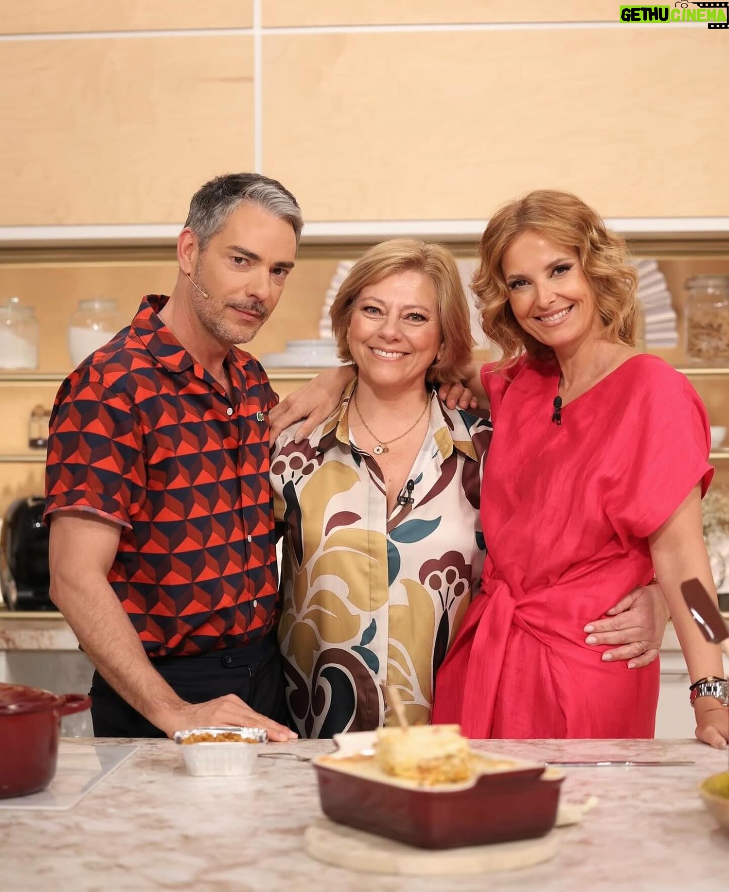 Cátia Goarmon - 875 Likes - No @doisas10tvi com os meus queridos @claudio_ramos e @dailycristina a fazer a maravilhosa lasanha de atum com picadinho de legumes! 💥
Ingredientes:
* 1 cenoura
* ½ couve-flor (só os floretes)
* ½ brócolo (só os floretes)
* 1 cebola picada
* 2 dentes de alho picados
* 1 talo de aipo picado
* 100ml de vinho branco
* 400ml de polpa de tomate
* 3 latas de atum em azeite (escorrido)
* 3 c. sopa de Pão ralado
* 250g de massa fresca para lasanha
* 400ml molho bechamel
* 200g queijo mozarela ralado
* Azeite q.b.
* Flor de sal q.b.
* Mistura de Pimentas q.b.
* Orégãos secos q.b.
Modo de preparação:
Num processador de alimentos, triture a cenoura, os floretes da couve-flor e dos brócolos e o talo de aipo, de forma a obter um granulado. Reserve.
Refogue, em azeite, a cebola e os dentes de alho. Junte os legumes triturados e cozinhe-os até que estejam macios. Acrescente o vinho branco e deixe evaporar o álcool. Deite no tacho o atum, a polpa de tomate, os orégãos e deixe cozinhar, por 20 minutos, em lume brando. Tempere com sal e pimenta a gosto.
Para montar a lasanha, forre o fundo de uma travessa com o pão ralado. De seguida, deite um pouco do preparado de atum, coloque um pouco de queijo e tape com duas folhas de massa fresca. Continue o processo, até acabar o preparado de atum. Termine com as folhas de massa, cubra com o molho bechamel e um pouco de queijo mozarela.
Leve ao forno a 180ºC, por 45 minutos.