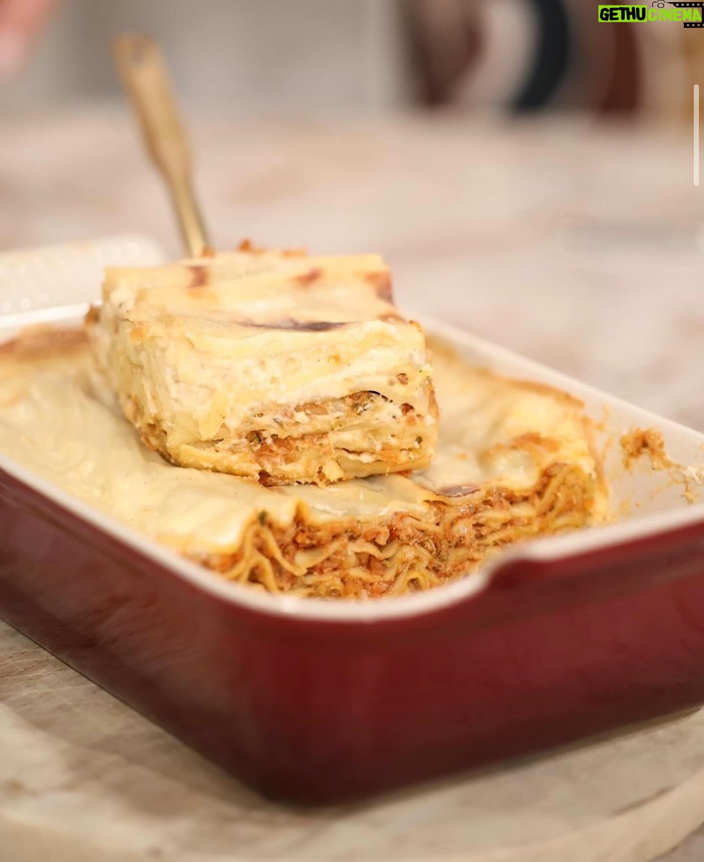 Cátia Goarmon - 875 Likes - No @doisas10tvi com os meus queridos @claudio_ramos e @dailycristina a fazer a maravilhosa lasanha de atum com picadinho de legumes! 💥
Ingredientes:
* 1 cenoura
* ½ couve-flor (só os floretes)
* ½ brócolo (só os floretes)
* 1 cebola picada
* 2 dentes de alho picados
* 1 talo de aipo picado
* 100ml de vinho branco
* 400ml de polpa de tomate
* 3 latas de atum em azeite (escorrido)
* 3 c. sopa de Pão ralado
* 250g de massa fresca para lasanha
* 400ml molho bechamel
* 200g queijo mozarela ralado
* Azeite q.b.
* Flor de sal q.b.
* Mistura de Pimentas q.b.
* Orégãos secos q.b.
Modo de preparação:
Num processador de alimentos, triture a cenoura, os floretes da couve-flor e dos brócolos e o talo de aipo, de forma a obter um granulado. Reserve.
Refogue, em azeite, a cebola e os dentes de alho. Junte os legumes triturados e cozinhe-os até que estejam macios. Acrescente o vinho branco e deixe evaporar o álcool. Deite no tacho o atum, a polpa de tomate, os orégãos e deixe cozinhar, por 20 minutos, em lume brando. Tempere com sal e pimenta a gosto.
Para montar a lasanha, forre o fundo de uma travessa com o pão ralado. De seguida, deite um pouco do preparado de atum, coloque um pouco de queijo e tape com duas folhas de massa fresca. Continue o processo, até acabar o preparado de atum. Termine com as folhas de massa, cubra com o molho bechamel e um pouco de queijo mozarela.
Leve ao forno a 180ºC, por 45 minutos.