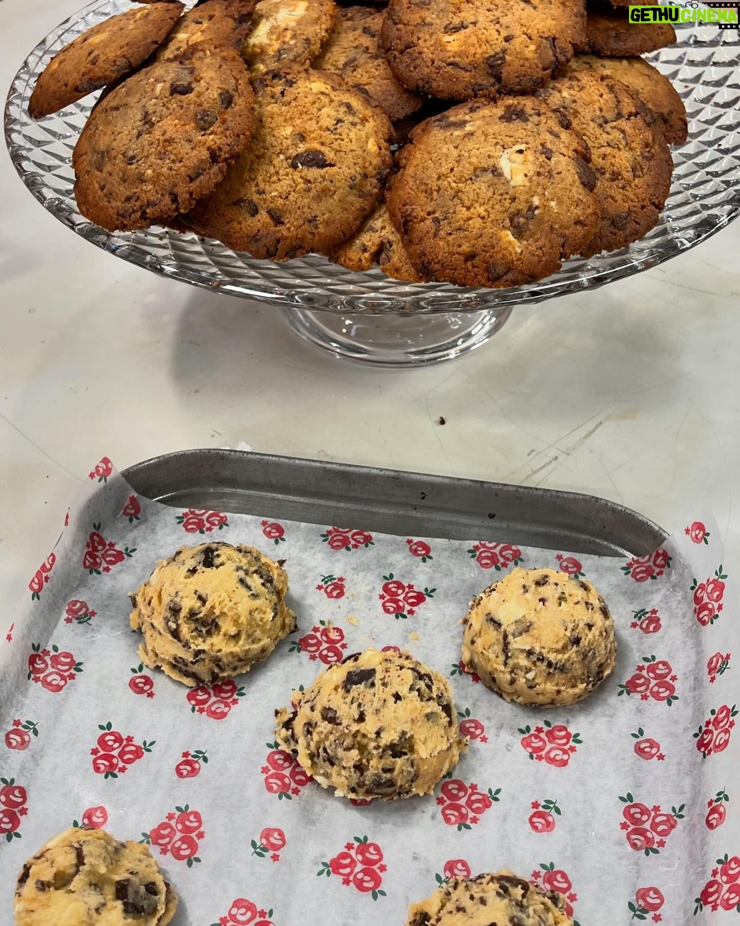 Cátia Goarmon - 0.9K Likes - E para acabar em bom…. 🥁 Chocolate chip cookies! 🍪
INGREDIENTES:
• 100g de manteiga à temperatura ambiente
• 100g de açúcar amarelo
• 1 ovo
• 150g de farinha
• 50g de amido de milho
• 1 colher de café de bicarbonato de sódio
• 1 colher de café de flor de sal
• 1 colher de chá de essência de baunilha
• 80g de chocolate negro
• 80g de chocolate branco
• 80g de chocolate de leite
PREPARAÇÃO:
Num processador misture 100g de manteiga à temperatura ambiente com 100g de açúcar mascavado, 1 ovo, 150g de farinha, 50g de amido de milho, 1 colher de café de bicarbonato de sódio e 1 colher de chá de essência de baunilha.
Retire para uma taça e caso seja necessário leve ao frio por 20 minutos.
Envolva na massa 80g de chocolate branco, 80g de chocolate negro, 80g de chocolate de leite cortados com faca.
Num tabuleiro de forno forrado a papel vegetal coloque com a ajuda de uma colher de gelado, 12 bolas de massa afastadas entre si.
Leve ao forno, pré-aquecido a 180ºC, durante 15 minutos.