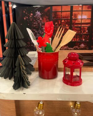 Cátia Goarmon Instagram - Para celebrar a chegada de Dezembro, tivemos uma manhã de bolachas com a Francisca e com o Tomás no @estamanhatvi 🎅🏼

BOLACHAS DE NATAL

Ingredientes:
● 500g de farinha de trigo
● 250g de açúcar amarelo
● 250g de manteiga à temperatura ambiente
● 1 ovo
● 1 c. café de gengibre
● 1 c. café de canela
● 1 c. café de flor de sal
● 1 c. café de essência de baunilha
 
 
Preparação:
Coloque todos os ingredientes num processador de alimentos e triture até obter uma massa homogénea.
Na bancada coloque metade da massa sobre uma folha de papel vegetal e cubra com outra folha do mesmo papel. Com o rolo estenda a massa até ficar com 5mm. Repita novamente o processo com a restante massa. 
Com cortantes em forma de estrelas ou corações, faça as bolachas. Coloque-as num tabuleiro com papel vegetal e leve ao forno, pré-aquecido a 160ºC, por 15 minutos.
 Deixe arrefecer no tabuleiro.