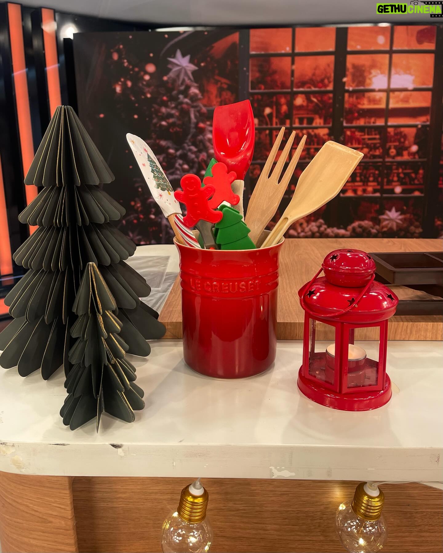 Cátia Goarmon - 2.6K Likes - Para celebrar a chegada de Dezembro, tivemos uma manhã de bolachas com a Francisca e com o Tomás no @estamanhatvi 🎅🏼
BOLACHAS DE NATAL
Ingredientes:
● 500g de farinha de trigo
● 250g de açúcar amarelo
● 250g de manteiga à temperatura ambiente
● 1 ovo
● 1 c. café de gengibre
● 1 c. café de canela
● 1 c. café de flor de sal
● 1 c. café de essência de baunilha
Preparação:
Coloque todos os ingredientes num processador de alimentos e triture até obter uma massa homogénea.
Na bancada coloque metade da massa sobre uma folha de papel vegetal e cubra com outra folha do mesmo papel. Com o rolo estenda a massa até ficar com 5mm. Repita novamente o processo com a restante massa.
Com cortantes em forma de estrelas ou corações, faça as bolachas. Coloque-as num tabuleiro com papel vegetal e leve ao forno, pré-aquecido a 160ºC, por 15 minutos.
Deixe arrefecer no tabuleiro.