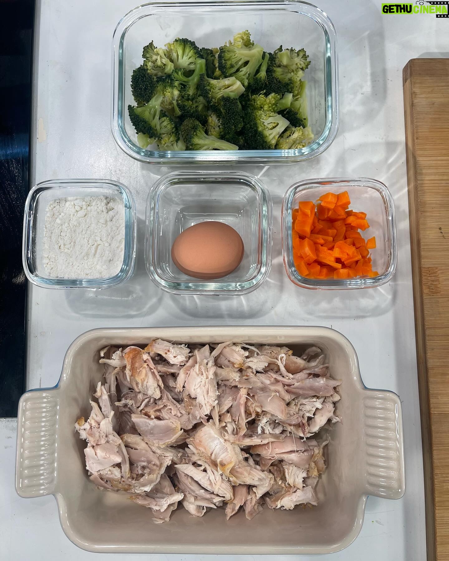 Cátia Goarmon - 2.2K Likes - Aqui vai mais uma receita prática, económica e saborosa, aproveitando sobras de frango assado! 🥧
INGREDIENTES:
· 4 colheres de sopa de Azeite
· 1 cebola grande picada
· 1 dente de alho picado
· 300 g de frango assado e desfiado
. 150 g de brócolos cozidos, uma cenoura cozida e picada
· 50 g de farinha
· 500 ml de leite
· 2 bases de massa quebrada
· Sal e pimenta q.b.
PREPARAÇÃO:
Num tacho aqueça 4 colheres de sopa de Azeite e refogue 1 cebola grande picada e 1 dente de alho picado, e deixe alourar. Acrescente 300 g de frango assado e desfiado, 150 g de brócolos cozidos e uma cenoura cozida e picada, polvilhe com 50g de farinha, alternando com 500ml leite, mexendo sempre. Mantenha o tacho sobre lume brando e continuando sempre a mexer até que o preparado esteja cozinhado.
Tempere com sal, pimenta e noz-moscada.
Retire o tacho do lume e deixe arrefecer.
Coloque a massa numa forma com o prato amovível e forrado com papel vegetal. Com um garfo, pique o fundo da base.
Recheie com o preparado de frango, cubra com o topo da empada e sele apertando com os dedos e fazendo pequenas virolas na massa.
Pincele com o ovo e leve ao forno por 50 minutos a 170ªC ou até ficar dourada.
Pode substituir o frango por sobras de bacalhau ou outros legumes!