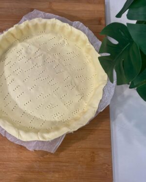 Cátia Goarmon Instagram - Aqui vai mais uma receita prática, económica e saborosa, aproveitando sobras de frango assado! 🥧

INGREDIENTES:

· 4 colheres de sopa de Azeite
· 1 cebola grande picada
· 1 dente de alho picado
· 300 g de frango assado e desfiado
. 150 g de brócolos cozidos, uma cenoura cozida e picada 
· 50 g de farinha
· 500 ml de leite
· 2 bases de massa quebrada
· Sal e pimenta q.b.

PREPARAÇÃO:
 
Num tacho aqueça 4 colheres de sopa de Azeite e refogue 1 cebola grande picada e 1 dente de alho picado, e deixe alourar. Acrescente 300 g de frango assado e desfiado, 150 g de brócolos cozidos e uma cenoura cozida e picada, polvilhe com 50g de farinha, alternando com 500ml leite, mexendo sempre. Mantenha o tacho sobre lume brando e continuando sempre a mexer até que o preparado esteja cozinhado. 
Tempere com sal, pimenta e noz-moscada.
Retire o tacho do lume e deixe arrefecer.
Coloque a massa numa forma com o prato amovível e forrado com papel vegetal. Com um garfo, pique o fundo da base.
Recheie com o preparado de frango, cubra com o topo da empada e sele apertando com os dedos e fazendo pequenas virolas na massa. 
Pincele com o ovo e leve ao forno por 50 minutos a 170ªC ou até ficar dourada.
Pode substituir o frango por sobras de bacalhau ou outros legumes!