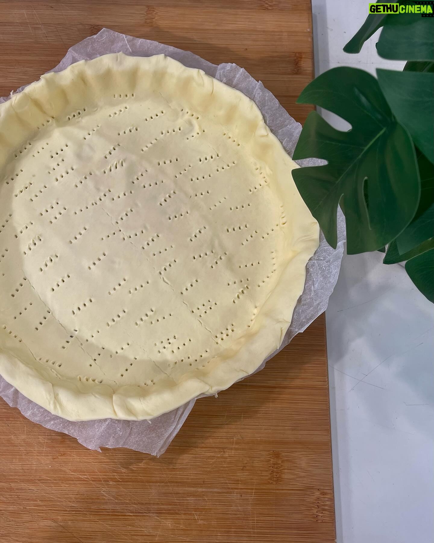 Cátia Goarmon - 2.2K Likes - Aqui vai mais uma receita prática, económica e saborosa, aproveitando sobras de frango assado! 🥧
INGREDIENTES:
· 4 colheres de sopa de Azeite
· 1 cebola grande picada
· 1 dente de alho picado
· 300 g de frango assado e desfiado
. 150 g de brócolos cozidos, uma cenoura cozida e picada
· 50 g de farinha
· 500 ml de leite
· 2 bases de massa quebrada
· Sal e pimenta q.b.
PREPARAÇÃO:
Num tacho aqueça 4 colheres de sopa de Azeite e refogue 1 cebola grande picada e 1 dente de alho picado, e deixe alourar. Acrescente 300 g de frango assado e desfiado, 150 g de brócolos cozidos e uma cenoura cozida e picada, polvilhe com 50g de farinha, alternando com 500ml leite, mexendo sempre. Mantenha o tacho sobre lume brando e continuando sempre a mexer até que o preparado esteja cozinhado.
Tempere com sal, pimenta e noz-moscada.
Retire o tacho do lume e deixe arrefecer.
Coloque a massa numa forma com o prato amovível e forrado com papel vegetal. Com um garfo, pique o fundo da base.
Recheie com o preparado de frango, cubra com o topo da empada e sele apertando com os dedos e fazendo pequenas virolas na massa.
Pincele com o ovo e leve ao forno por 50 minutos a 170ªC ou até ficar dourada.
Pode substituir o frango por sobras de bacalhau ou outros legumes!