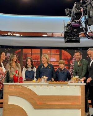 Cátia Goarmon Instagram - Para celebrar a chegada de Dezembro, tivemos uma manhã de bolachas com a Francisca e com o Tomás no @estamanhatvi 🎅🏼

BOLACHAS DE NATAL

Ingredientes:
● 500g de farinha de trigo
● 250g de açúcar amarelo
● 250g de manteiga à temperatura ambiente
● 1 ovo
● 1 c. café de gengibre
● 1 c. café de canela
● 1 c. café de flor de sal
● 1 c. café de essência de baunilha
 
 
Preparação:
Coloque todos os ingredientes num processador de alimentos e triture até obter uma massa homogénea.
Na bancada coloque metade da massa sobre uma folha de papel vegetal e cubra com outra folha do mesmo papel. Com o rolo estenda a massa até ficar com 5mm. Repita novamente o processo com a restante massa. 
Com cortantes em forma de estrelas ou corações, faça as bolachas. Coloque-as num tabuleiro com papel vegetal e leve ao forno, pré-aquecido a 160ºC, por 15 minutos.
 Deixe arrefecer no tabuleiro.