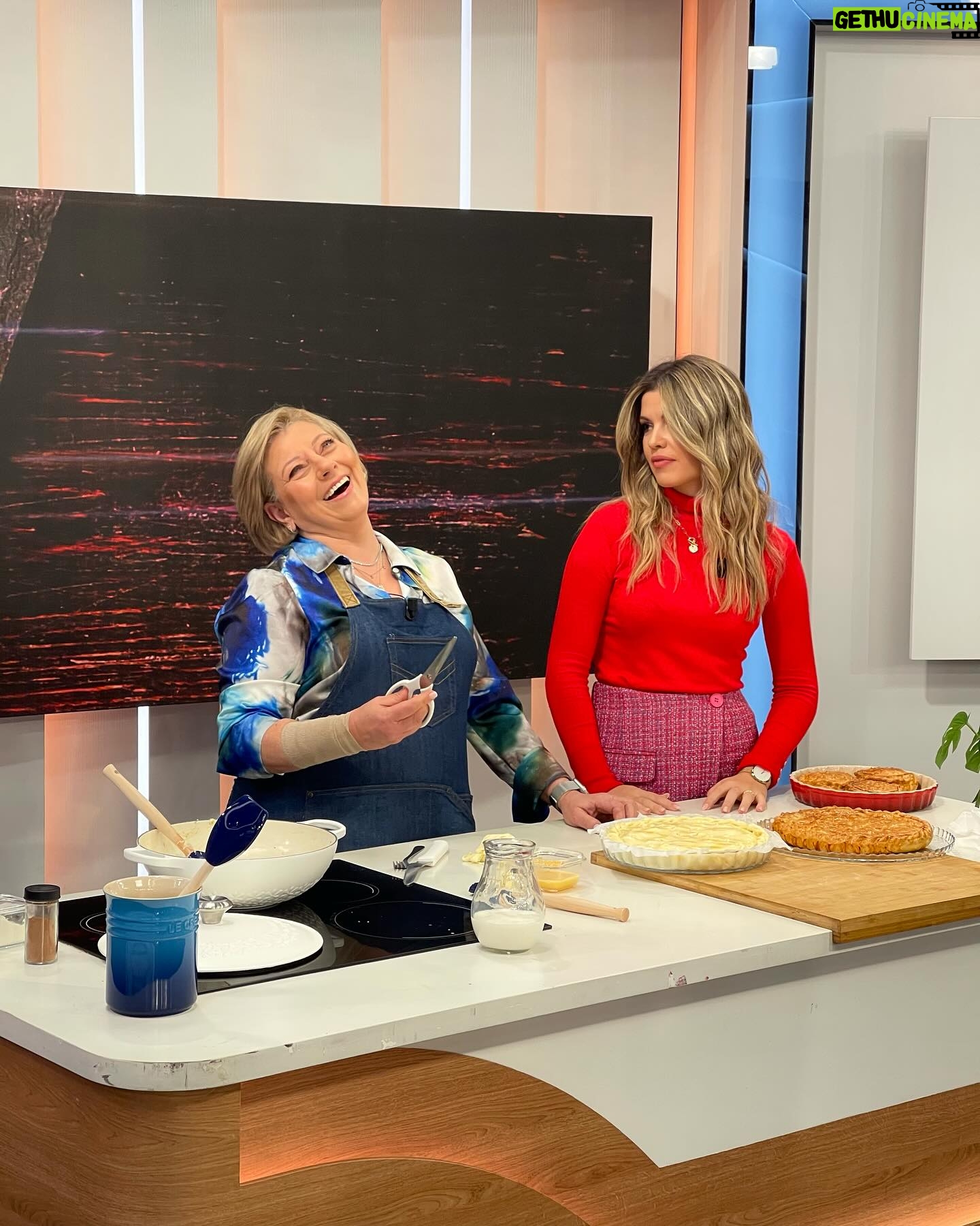 Cátia Goarmon - 2.2K Likes - Aqui vai mais uma receita prática, económica e saborosa, aproveitando sobras de frango assado! 🥧
INGREDIENTES:
· 4 colheres de sopa de Azeite
· 1 cebola grande picada
· 1 dente de alho picado
· 300 g de frango assado e desfiado
. 150 g de brócolos cozidos, uma cenoura cozida e picada
· 50 g de farinha
· 500 ml de leite
· 2 bases de massa quebrada
· Sal e pimenta q.b.
PREPARAÇÃO:
Num tacho aqueça 4 colheres de sopa de Azeite e refogue 1 cebola grande picada e 1 dente de alho picado, e deixe alourar. Acrescente 300 g de frango assado e desfiado, 150 g de brócolos cozidos e uma cenoura cozida e picada, polvilhe com 50g de farinha, alternando com 500ml leite, mexendo sempre. Mantenha o tacho sobre lume brando e continuando sempre a mexer até que o preparado esteja cozinhado.
Tempere com sal, pimenta e noz-moscada.
Retire o tacho do lume e deixe arrefecer.
Coloque a massa numa forma com o prato amovível e forrado com papel vegetal. Com um garfo, pique o fundo da base.
Recheie com o preparado de frango, cubra com o topo da empada e sele apertando com os dedos e fazendo pequenas virolas na massa.
Pincele com o ovo e leve ao forno por 50 minutos a 170ªC ou até ficar dourada.
Pode substituir o frango por sobras de bacalhau ou outros legumes!