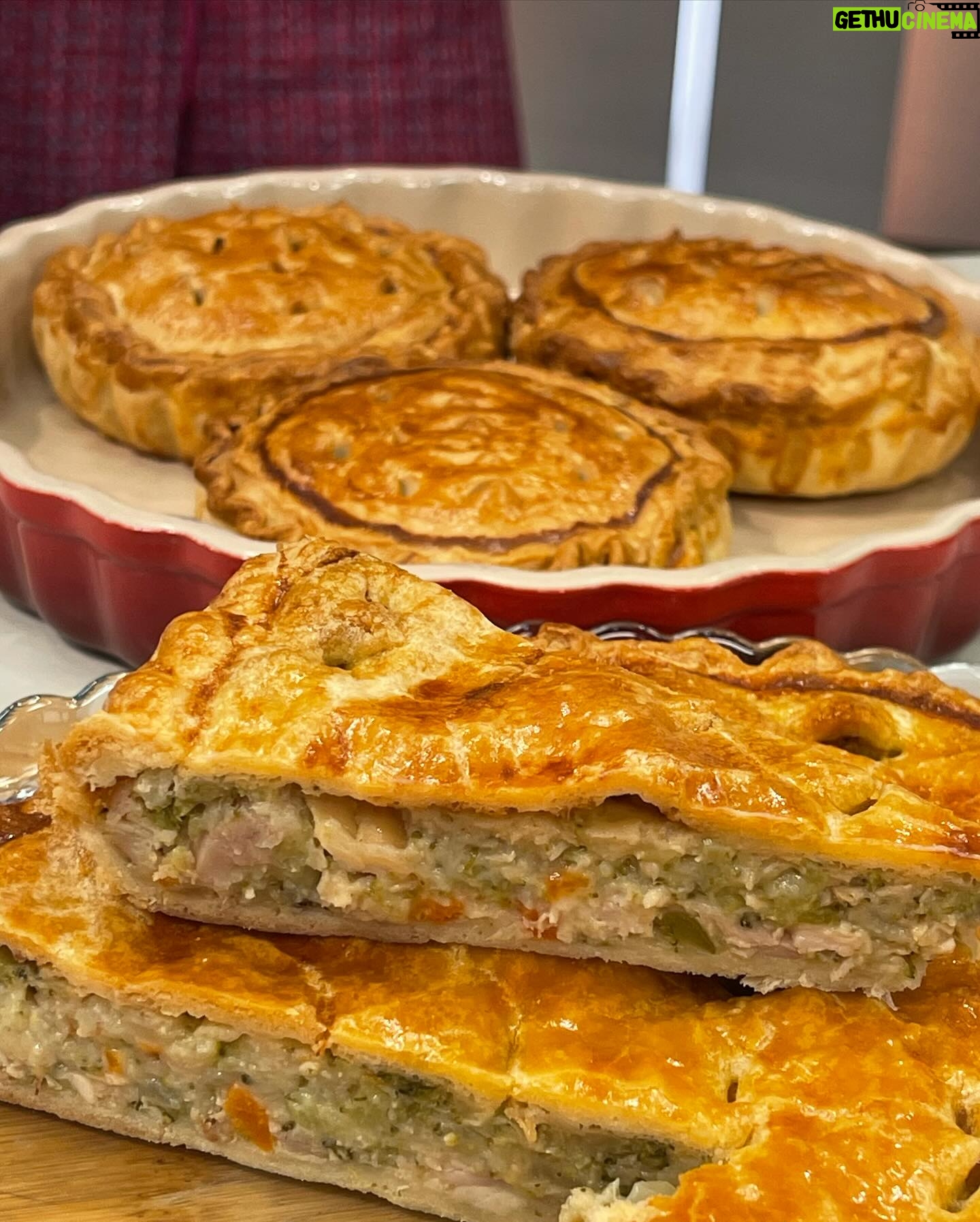 Cátia Goarmon - 2.2K Likes - Aqui vai mais uma receita prática, económica e saborosa, aproveitando sobras de frango assado! 🥧
INGREDIENTES:
· 4 colheres de sopa de Azeite
· 1 cebola grande picada
· 1 dente de alho picado
· 300 g de frango assado e desfiado
. 150 g de brócolos cozidos, uma cenoura cozida e picada
· 50 g de farinha
· 500 ml de leite
· 2 bases de massa quebrada
· Sal e pimenta q.b.
PREPARAÇÃO:
Num tacho aqueça 4 colheres de sopa de Azeite e refogue 1 cebola grande picada e 1 dente de alho picado, e deixe alourar. Acrescente 300 g de frango assado e desfiado, 150 g de brócolos cozidos e uma cenoura cozida e picada, polvilhe com 50g de farinha, alternando com 500ml leite, mexendo sempre. Mantenha o tacho sobre lume brando e continuando sempre a mexer até que o preparado esteja cozinhado.
Tempere com sal, pimenta e noz-moscada.
Retire o tacho do lume e deixe arrefecer.
Coloque a massa numa forma com o prato amovível e forrado com papel vegetal. Com um garfo, pique o fundo da base.
Recheie com o preparado de frango, cubra com o topo da empada e sele apertando com os dedos e fazendo pequenas virolas na massa.
Pincele com o ovo e leve ao forno por 50 minutos a 170ªC ou até ficar dourada.
Pode substituir o frango por sobras de bacalhau ou outros legumes!