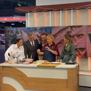 Cátia Goarmon Instagram - Hoje no @estamanhatvi a arranjar forma de dar peixe às crianças! 🐟 

Preparado base para bolonhesa: 
- 1 cebola grande picada 
- 2 dentes de alho picados 
- 1/2 talo de aipo picado
- 1 cenoura picada 
- 200g de couve flor e brócolos picados 
- 1 lata pequena de tomate pelado picado 
- 200 ml de polpa de tomate 
- 1 colher de sopa de oregãos 
- sal qb
- Pimenta qb 
- Azeite qb
Acrescentar carne ou peixe conforme gosto!