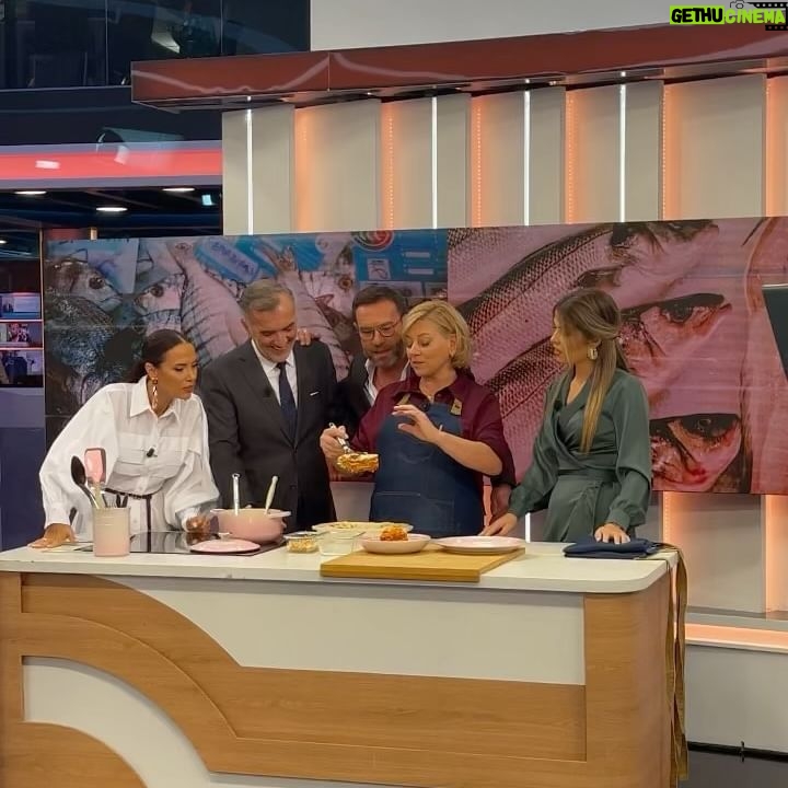 Cátia Goarmon - 1.6K Likes - Hoje no @estamanhatvi a arranjar forma de dar peixe às crianças! 🐟
Preparado base para bolonhesa:
- 1 cebola grande picada
- 2 dentes de alho picados
- 1/2 talo de aipo picado
- 1 cenoura picada
- 200g de couve flor e brócolos picados
- 1 lata pequena de tomate pelado picado
- 200 ml de polpa de tomate
- 1 colher de sopa de oregãos
- sal qb
- Pimenta qb
- Azeite qb
Acrescentar carne ou peixe conforme gosto!