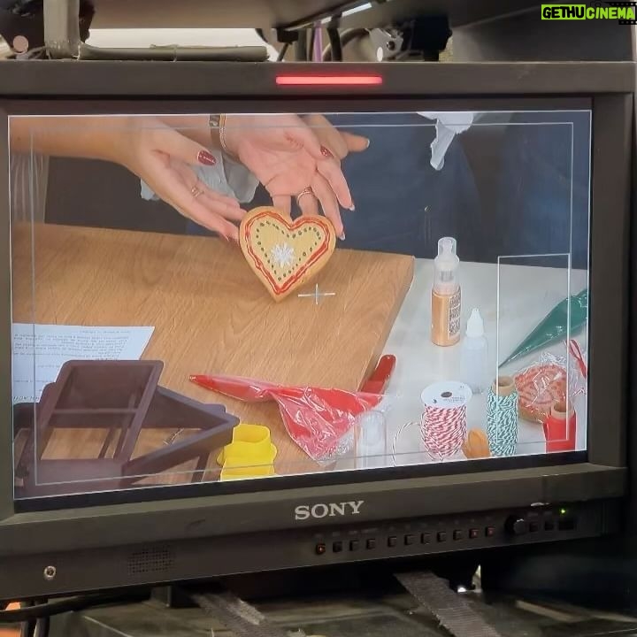 Cátia Goarmon - 2.6K Likes - Para celebrar a chegada de Dezembro, tivemos uma manhã de bolachas com a Francisca e com o Tomás no @estamanhatvi 🎅🏼
BOLACHAS DE NATAL
Ingredientes:
● 500g de farinha de trigo
● 250g de açúcar amarelo
● 250g de manteiga à temperatura ambiente
● 1 ovo
● 1 c. café de gengibre
● 1 c. café de canela
● 1 c. café de flor de sal
● 1 c. café de essência de baunilha
Preparação:
Coloque todos os ingredientes num processador de alimentos e triture até obter uma massa homogénea.
Na bancada coloque metade da massa sobre uma folha de papel vegetal e cubra com outra folha do mesmo papel. Com o rolo estenda a massa até ficar com 5mm. Repita novamente o processo com a restante massa.
Com cortantes em forma de estrelas ou corações, faça as bolachas. Coloque-as num tabuleiro com papel vegetal e leve ao forno, pré-aquecido a 160ºC, por 15 minutos.
Deixe arrefecer no tabuleiro.