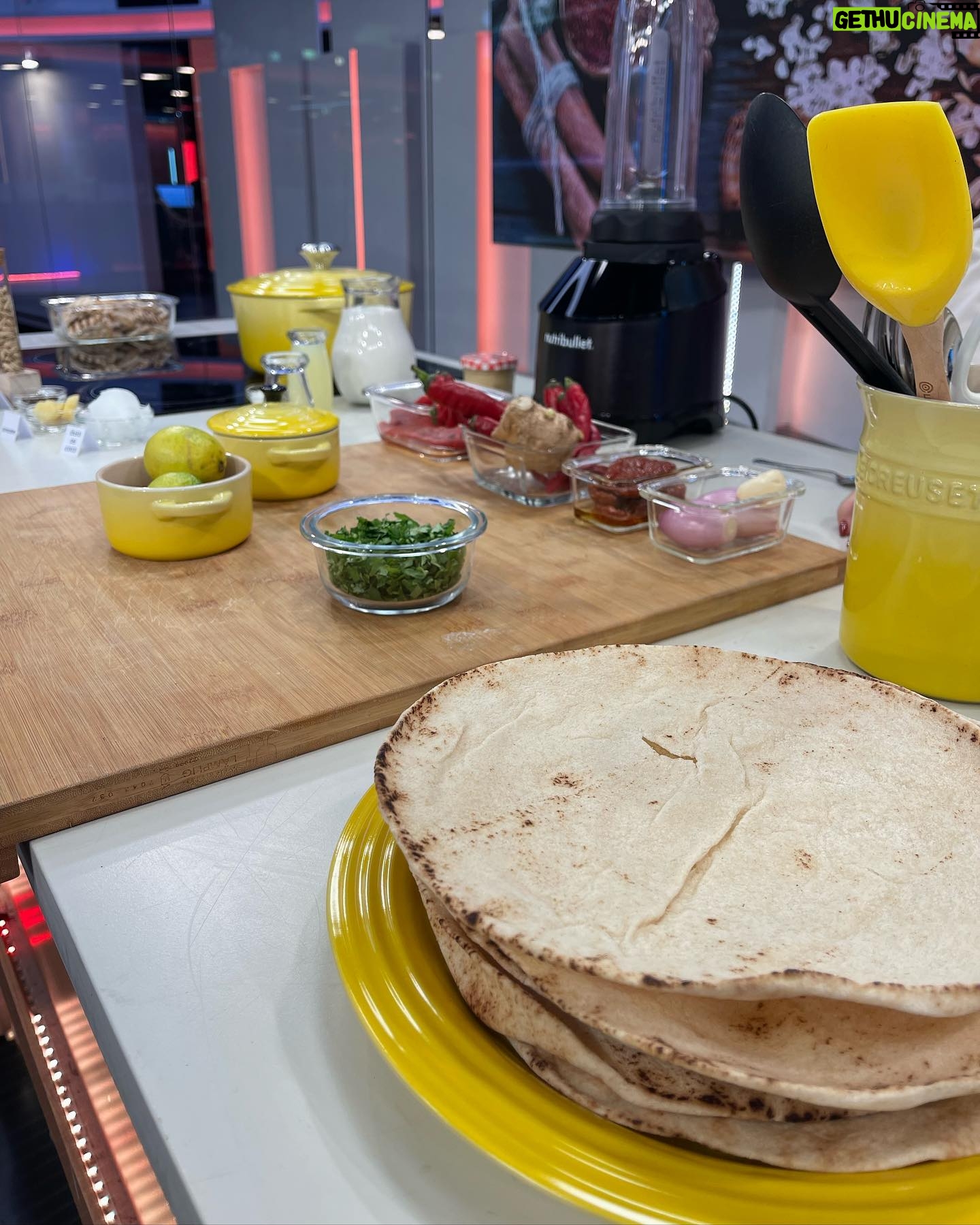 Cátia Goarmon - 0.9K Likes - Hoje foi dia de Caril no @estamanhatvi 🍛
🌶️ 🧄 🫚 🍅
Ingredientes:
1 pimento vermelho assado
4 metades de tomate seco
2 chalotas
5cm de gengibre
1 dente de alho
50ml de óleo de coco
30ml de água
1⁄2 talo de aipo
1 malagueta vermelha pequena com sementes
1 colher de sobremesa de sal
1 colher de sobremesa de sementes de coentros
1 colher de sobremesa de mistura de pimentas
1 colher de sobremesa de sementes de mostarda
1 colher de sobremesa de erva doce
1 colher de sobremesa de canela em pó
1 colher de café de noz-moscada
1 colher de sobremesa de sementes de cardamomo
2 colheres de sobremesa de curcuma
1 colher de sobremesa de paprika fumada
1 colher de sobremesa de cominhos
2 cravinhos
Modo de preparação:
Numa frigideira coloque 1 colher de sobremesa de sementes de coentros, 1 colher de sobremesa de sementes de mostarda, 1 colher de sobremesa de erva doce, 1 colher de sobremesa de sementes de cardamomo, 1 colher de café de noz-moscada, 2 cravinhos, 1 colher de sobremesa de paprika fumada, 2 colheres de sobremesa de curcuma, 1 colher de sobremesa de canela em pó, 1 colher de sobremesa de cominhos e 1 colher de sobremesa de mistura de pimentas.
Deixe tostar e libertar os aromas. Reserve.
Verta as especiarias tostadas para o processador e acrescente 1 pimento vermelho assado, 2 chalotas, 1⁄2 talo de aipo, 1 dente de alho, 4 metades de tomate seco, 5cm de gengibre, 1 malagueta vermelha grande com sementes, 30ml de água, 50ml de óleo de coco e 2 colher de sobremesa de flor de sal. Triture até obter uma pasta. Coloque num frasco de vidro e reserve no frigorífico.
Junte 3 colheres de sopa deste preparado a 400ml de leite de coco, leve ao lume e acrescente a proteína que mais gostar. Deixe apurar e termine com sumo e raspa de lima e coentros picados.