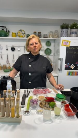 Cátia Goarmon Instagram - Receita de caril de coelho!
A carne de coelho é uma carne magra, com elevado teor proteico e rica em vitaminas do complexo B.
#euagripromo #carnedecoelho #dietamediterranea #receita