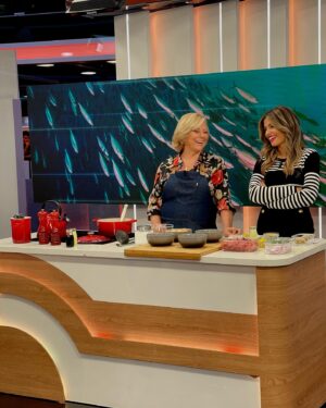 Cátia Goarmon Instagram - …Et voilá! O menu do @estamanhatvi de hoje prometeu:
Canja e Ceviche de Atum! 🐟 o que acharam? 

Canja: 
300 g Atum fresco
1/2 sumo de Limão 
½ cebola roxa picada 
1 dente de Alho picado
1/2 Malaguetas picada 
1 lt de água 
30 ml de molho de soja 
2 anchovas
50gr de massa (pevide)
1c. de sopa de farinha de araruta
Cebolinho q.b.
 
Modo de preparação: 
Corte 300 g de atum em cubos. Reserve num tacho, refogue ½ cebola roxa picada, 1 dente de alho esmagado, 1 malagueta picada e 2 anchovas. Deixe refogar e adicione os cubos de atum e 1 lt de água.
Acrescente a massa e deixe cozinhar. Dissolva a farinha de araruta num pouco de água e junte à canja. Mexa até engrossar. 
Pique o cebolinho e adicione à canja. Sirva a canja ainda quente com umas gotas de limão! 🥣 

Ceviche: 
300 g Atum fresco
1 Lima (sumo e raspa)
½ cebola roxa laminada
1/2 Malaguetas picada 
1 manga cortada em cubos
Gengibre fresco q.b
Coentros picados
Sal e pimenta q.b.

Modo de preparação:
Corte 300g de atum em cubos. Junte o sumo da lima, a malagueta, a cebola roxa, tempere com sal e pimenta.
Rale um pouco de gengibre fresco e acrescente os coentros picados.