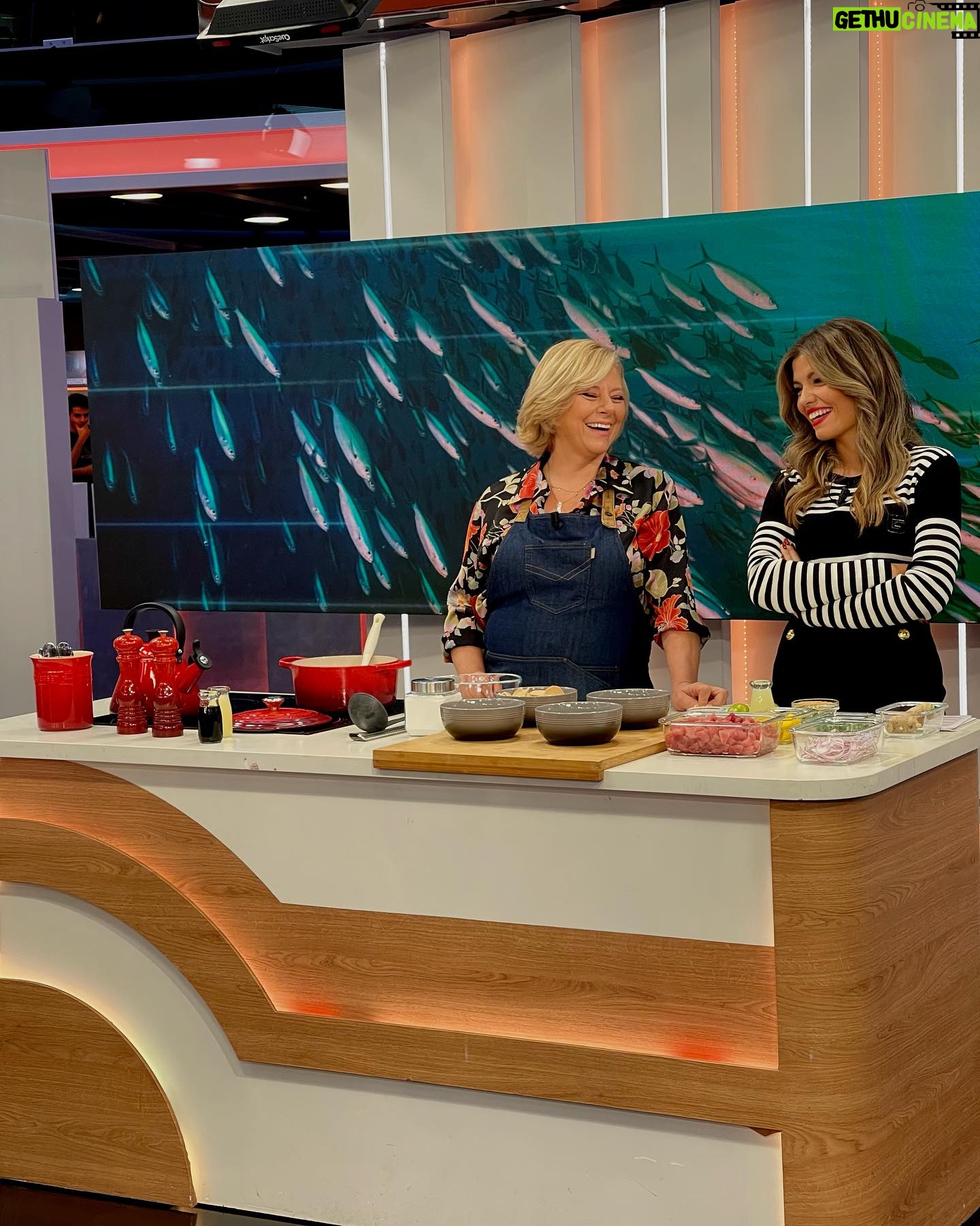 Cátia Goarmon - 1K Likes - …Et voilá! O menu do @estamanhatvi de hoje prometeu:
Canja e Ceviche de Atum! 🐟 o que acharam?
Canja:
300 g Atum fresco
1/2 sumo de Limão
½ cebola roxa picada
1 dente de Alho picado
1/2 Malaguetas picada
1 lt de água
30 ml de molho de soja
2 anchovas
50gr de massa (pevide)
1c. de sopa de farinha de araruta
Cebolinho q.b.
Modo de preparação:
Corte 300 g de atum em cubos. Reserve num tacho, refogue ½ cebola roxa picada, 1 dente de alho esmagado, 1 malagueta picada e 2 anchovas. Deixe refogar e adicione os cubos de atum e 1 lt de água.
Acrescente a massa e deixe cozinhar. Dissolva a farinha de araruta num pouco de água e junte à canja. Mexa até engrossar.
Pique o cebolinho e adicione à canja. Sirva a canja ainda quente com umas gotas de limão! 🥣
Ceviche:
300 g Atum fresco
1 Lima (sumo e raspa)
½ cebola roxa laminada
1/2 Malaguetas picada
1 manga cortada em cubos
Gengibre fresco q.b
Coentros picados
Sal e pimenta q.b.
Modo de preparação:
Corte 300g de atum em cubos. Junte o sumo da lima, a malagueta, a cebola roxa, tempere com sal e pimenta.
Rale um pouco de gengibre fresco e acrescente os coentros picados.