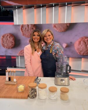 Cátia Goarmon Instagram - E para acabar em bom…. 🥁 Chocolate chip cookies! 🍪 

INGREDIENTES:
 • 100g de manteiga à temperatura ambiente
• 100g de açúcar amarelo
• 1 ovo
• 150g de farinha
• 50g de amido de milho
• 1 colher de café de bicarbonato de sódio
• 1 colher de café de flor de sal
• 1 colher de chá de essência de baunilha
• 80g de chocolate negro 
• 80g de chocolate branco 
• 80g de chocolate de leite

PREPARAÇÃO:
Num processador misture 100g de manteiga à temperatura ambiente com 100g de açúcar mascavado, 1 ovo, 150g de farinha, 50g de amido de milho, 1 colher de café de bicarbonato de sódio e 1 colher de chá de essência de baunilha.

Retire para uma taça e caso seja necessário leve ao frio por 20 minutos.
 
Envolva na massa 80g de chocolate branco, 80g de chocolate negro, 80g de chocolate de leite cortados com faca.
 
Num tabuleiro de forno forrado a papel vegetal coloque com a ajuda de uma colher de gelado, 12 bolas de massa afastadas entre si. 
 
Leve ao forno, pré-aquecido a 180ºC, durante 15 minutos.