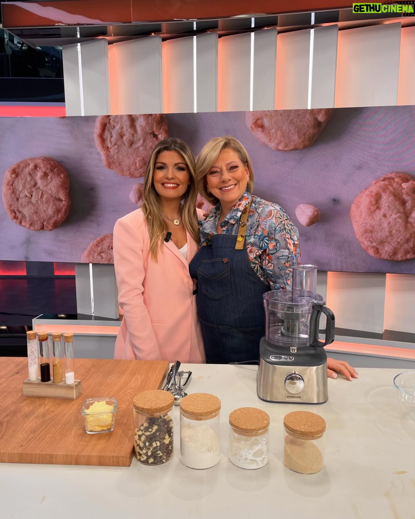 Cátia Goarmon - 0.9K Likes - E para acabar em bom…. 🥁 Chocolate chip cookies! 🍪
INGREDIENTES:
• 100g de manteiga à temperatura ambiente
• 100g de açúcar amarelo
• 1 ovo
• 150g de farinha
• 50g de amido de milho
• 1 colher de café de bicarbonato de sódio
• 1 colher de café de flor de sal
• 1 colher de chá de essência de baunilha
• 80g de chocolate negro
• 80g de chocolate branco
• 80g de chocolate de leite
PREPARAÇÃO:
Num processador misture 100g de manteiga à temperatura ambiente com 100g de açúcar mascavado, 1 ovo, 150g de farinha, 50g de amido de milho, 1 colher de café de bicarbonato de sódio e 1 colher de chá de essência de baunilha.
Retire para uma taça e caso seja necessário leve ao frio por 20 minutos.
Envolva na massa 80g de chocolate branco, 80g de chocolate negro, 80g de chocolate de leite cortados com faca.
Num tabuleiro de forno forrado a papel vegetal coloque com a ajuda de uma colher de gelado, 12 bolas de massa afastadas entre si.
Leve ao forno, pré-aquecido a 180ºC, durante 15 minutos.